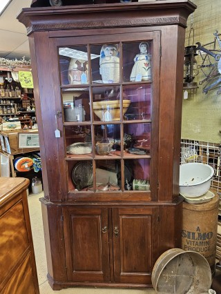 Great vendors, everything from Antiques to coins & Collectibles, Vintage and more ;)