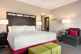 Hampton Inn & Suites York South Standard King