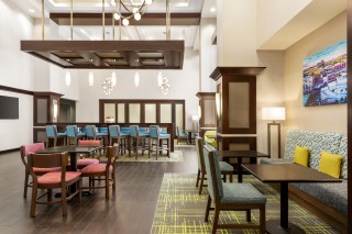 Hampton Inn & Suites York South Lobby